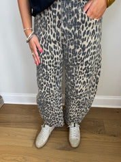 Leopard Printed Barrel Jeans